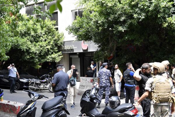 Hombre armado toma un banco en Beirut para demandar devolución de sus ahorros - Mundo - ABC Color