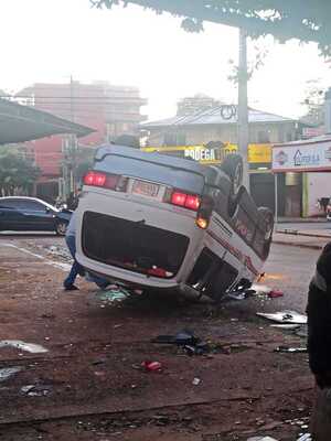Reportan vuelco de una furgoneta en el barrio Obrero de Ciudad del Este - La Clave