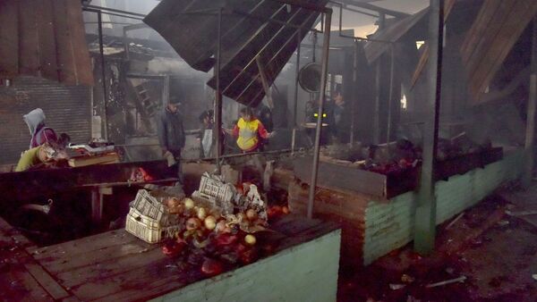Siguen con trabajos de enfriamiento tras incendio en el Mercado 4