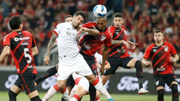 Estudiantes y Paranaense definen al último semifinalista