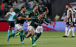 Palmeiras sabe sufrir y pasa a semifinales en los penales