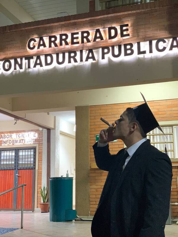 Crónica / Se recibió de Contador y su tesis se la dedicó a Bad Bunny