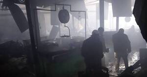 La Nación / Extinguen llamas reavivadas esta madrugada en el Mercado 4