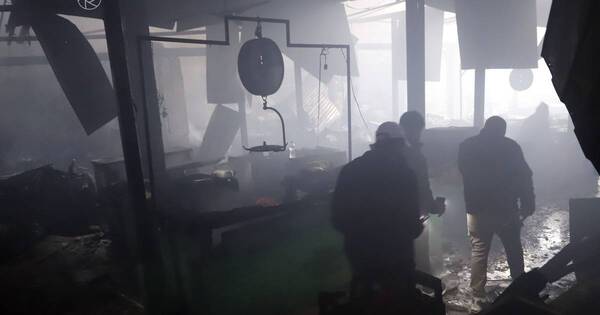 La Nación / Extinguen llamas reavivadas esta madrugada en el Mercado 4