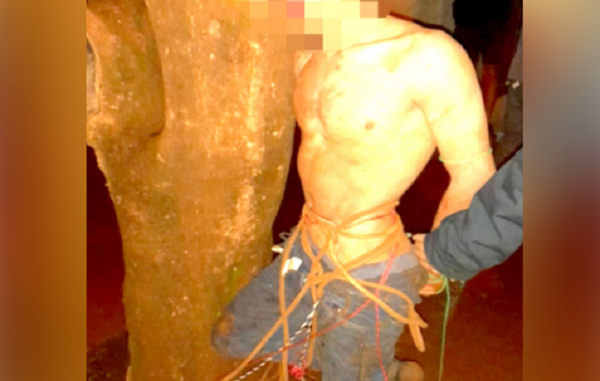 Molieron a golpes un joven por robar una gallina y luego lo ataron por un árbol - Noticiero Paraguay