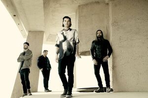 Bush regresa con nuevo single y anuncia su álbum para octubre