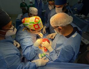 Exitosa novena cirugía intrauterina para corrección de mielomeningocele fetal
