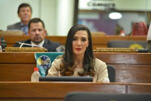 El cartismo ahora acusa al oficialismo de intentar sobornar a diputada para enjuiciar a Quiñónez - Política - ABC Color