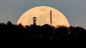 En noche de jueves se verá la superluna, y de “yapa” a Saturno a simple vista