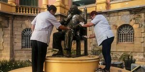 Diario HOY | Cultura encabeza conservación y restauración de esculturas del Palacio de Gobierno