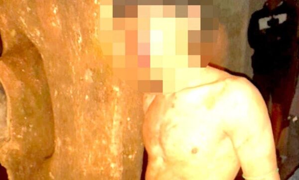 Ladrón de gallina fue atado a un árbol y reventado a golpes