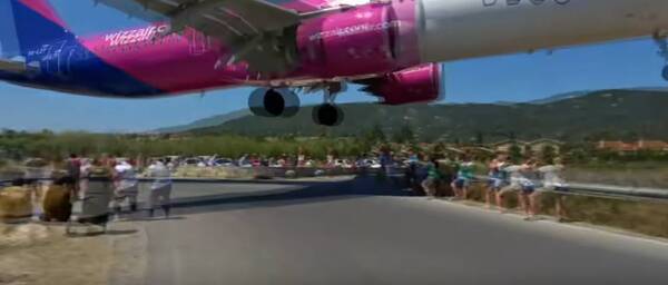 Crónica / [VIDEO] ¡Viral! Un feroz avión hizo vuelo rasante por sobre turistas y es sensación