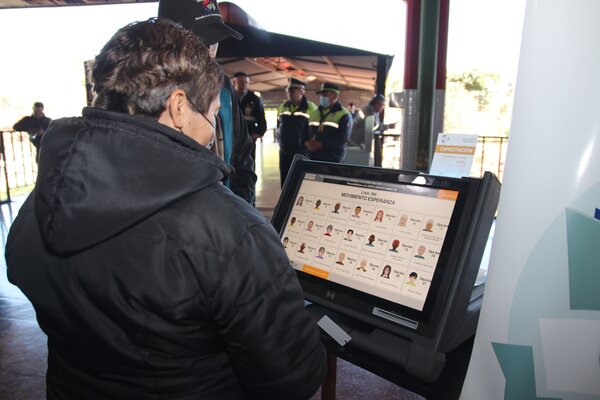 Diario HOY | Habilitan jornada para la práctica del voto electrónico en la Terminal de Asunción