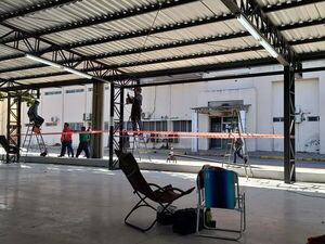 IPS: tras los reclamos, colocan cortina y estufas en tinglado del área de urgencias - Nacionales - ABC Color
