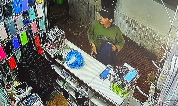 Capturan a presuntos ladrones y recuperan celular hurtado a local de microcentro de CDE