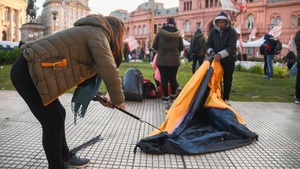 Diario HOY | Manifestantes levantan campamento frente a la presidencia argentina