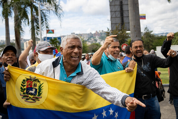 Trabajadores públicos venezolanos persisten en la calle para reclamar pagos - MarketData
