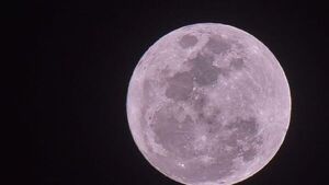 La última superluna del año deslumbra el cielo paraguayo