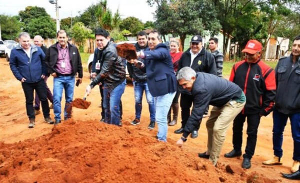 Paladas iniciales para obras viales en Juan León Mallorquín