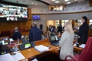 Con un minuto de silencio, Senado rinde homenaje a eximio médico - ADN Digital