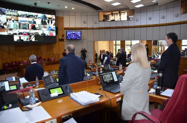 Con un minuto de silencio, Senado rinde homenaje a eximio médico - ADN Digital