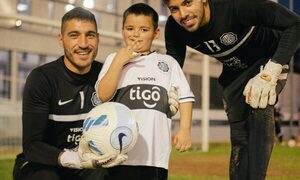 ¡Oita Mateo! cumplió su sueño y chutó penales con los peloteros del Olimpia