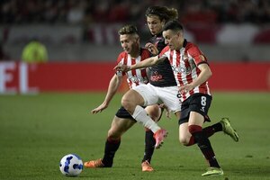 Morel fue figura y Estudiantes dominó, pero Paranaense logró la clasificación en el último suspiro