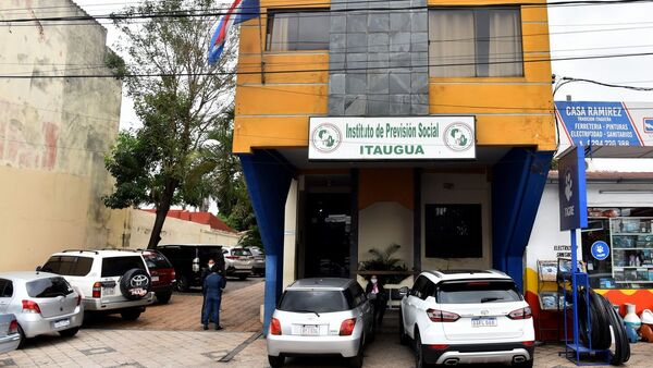 En IPS de Itauguá, pacientes esperan consulta bajo carpa