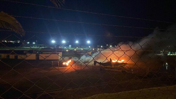 Barras ingresan a los tiros y queman vehículos de jugadores