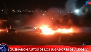 Furiosos hinchas de Aldosivi queman vehículos de jugadores - La Prensa Futbolera