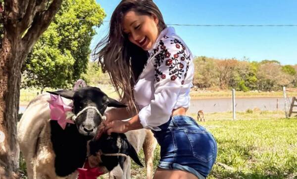 Crónica / ¡Nervia! "Modelo estanciera" salió a requerir a sus deudores