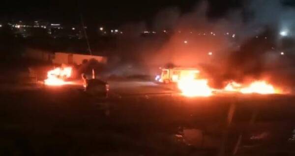 Crónica / [VIDEO] Hay paraguayos: Barras queman autos de futbolistas