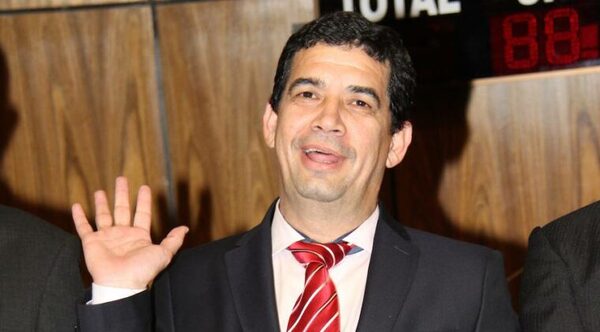 Embajada yanki anuncia que Hugo Velázquez es declarado “significativamente corrupto” por sobornar a funcionario de embajada