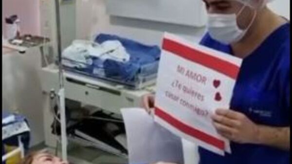 Pidió matrimonio a su novia en la sala de parto