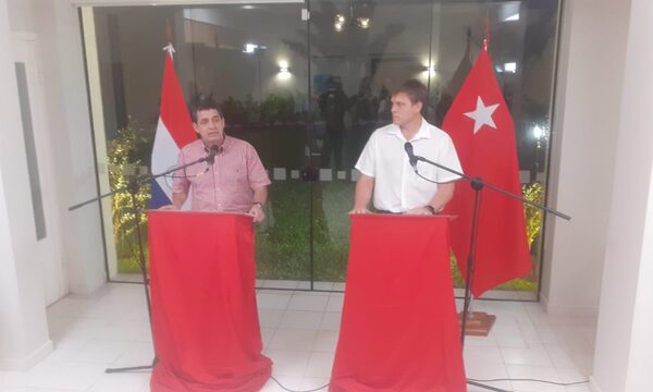Hugo Velázquez anuncia retirada de su candidatura a presidente tras salpicada de “soborno”