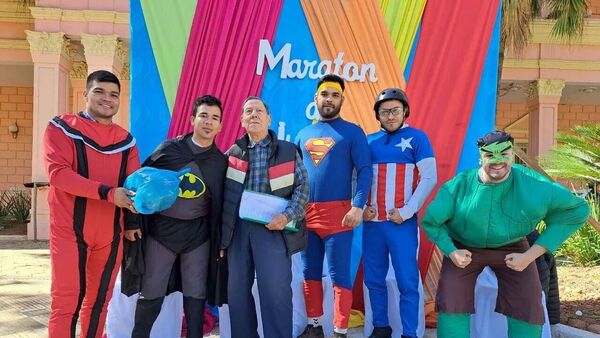 Se vistieron de superhéroes para juntar regalos por el Día del Niño