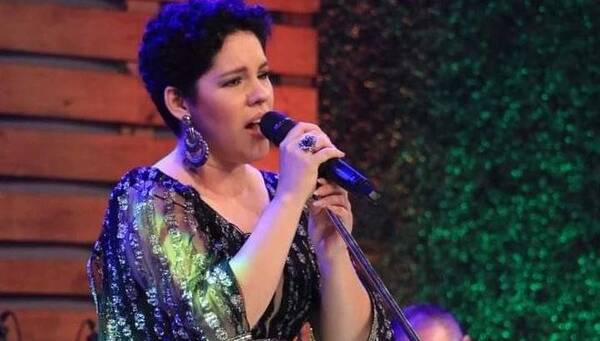 Crónica / Se lamentó que no la hagan cantar en la serenata de su ciudad
