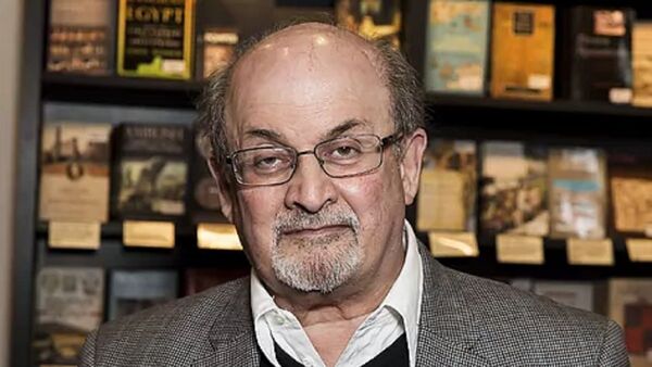 Salman Rushdie, atacado sobre el escenario durante un acto en EEUU