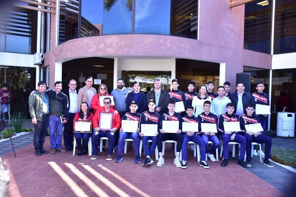 Municipalidad de Coronel Oviedo entrega reconocimiento a la Selección Ovetense de Básquetbol U17 – Prensa 5