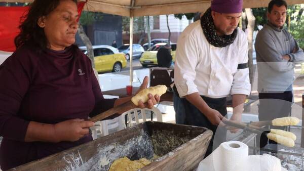 Crónica / Prepararon el chipá asador para recordar el "Día Nacional de la Chipa"