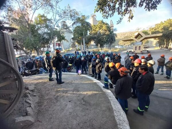 Obreros exigen la salida del “protegido de Velázquez” de la presidencia de INC - Nacionales - ABC Color
