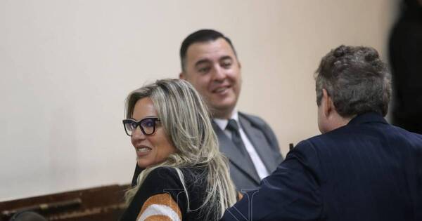 La Nación / Juicio oral a Natalia Zuccolillo prosiguió con lectura de pruebas documentales