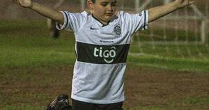 La Nación / Sueño del pibe: tras viral, niño replicó penal en el club de sus amores