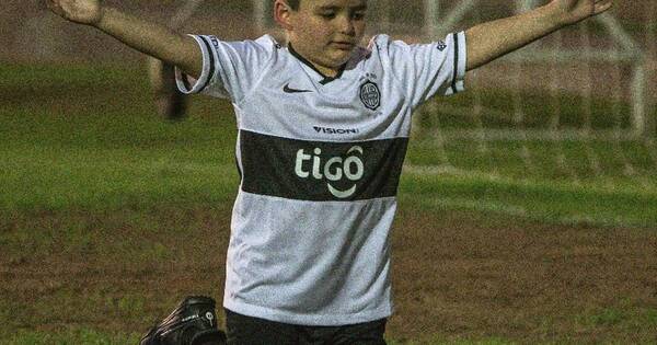 La Nación / Sueño del pibe: tras viral, niño replicó penal en el club de sus amores