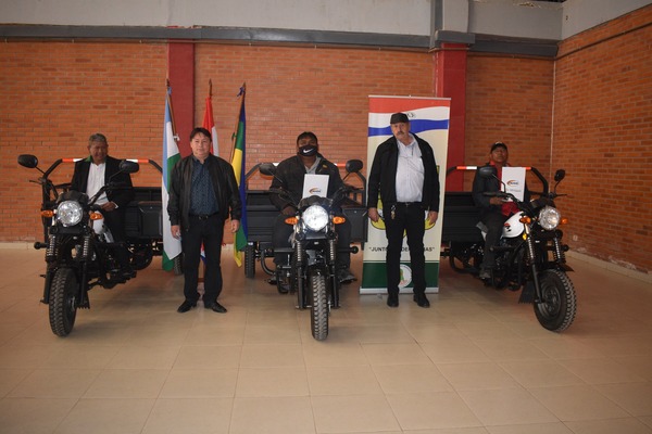 Municipalidad de Loma Plata entregó motocarros a líderes de comunidades indígenas