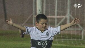 Mateo cumplió su sueño y practicó con los jugadores de Olimpia