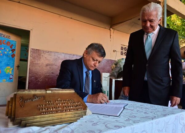 Escuela República Argentina recupera placa del año 1955 entregada por Juan Domingo Perón - Nacionales - ABC Color