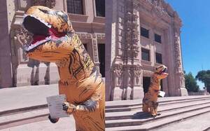 Crónica / Un “dinosaurio” se recibió de ingeniero informático en México
