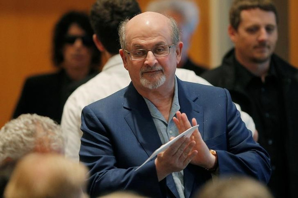 El escritor Salman Rushdie fue apuñalado en el cuello durante una conferencia en Nueva York | 1000 Noticias