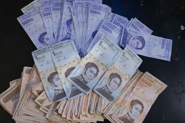 El bolívar de Venezuela se devalúa un 6 % frente al dólar en el último mes - MarketData